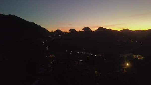 Cielo Amarillo Anaranjado Oscuro Atardecer Detrás Silueta Villas Montaña — Vídeos de Stock