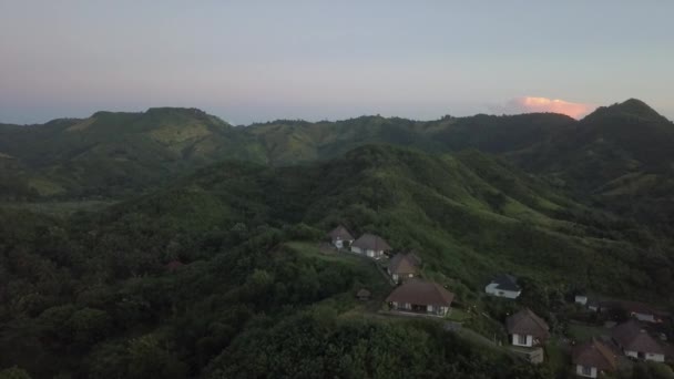 从空中飞越印度尼西亚Lombok热带岛屿的山顶别墅 — 图库视频影像