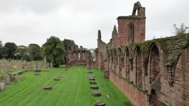 曇りの日にスコットランドの中世Arbroath修道院の遺跡と中庭のパンニングショット — ストック動画
