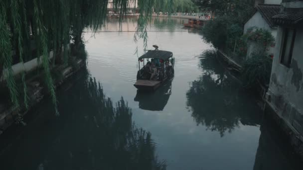 Een Chinese Klassieke Traditionele Houten Boot Roeiend Een Rivier Een — Stockvideo