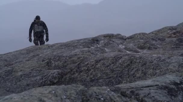 Mann Läuft Bei Schneesturm Ilulissat Auf Felsen — Stockvideo