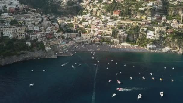意大利波西塔诺的空中倾斜 建在陡峭的海滨山坡上 — 图库视频影像