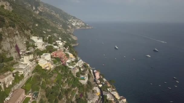 意大利波西塔诺陡峭的山坡城市 面对着蒂鲁尼安海 — 图库视频影像