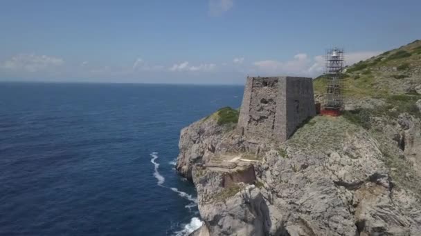 Один Турист Сидить Верхівці Стародавньої Фортеці Пунта Кампанеллі Італія — стокове відео