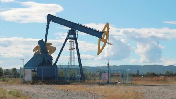 Нефтяной Насос Добывающий Сырую Нефть Месторождения Румынии Медленное Движение — стоковое видео