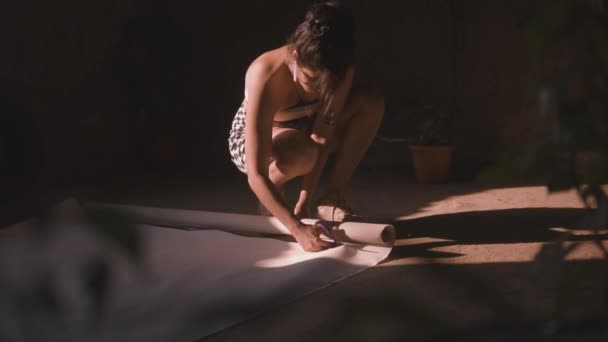 芸術家は彼女の傑作を描くために紙を切る — ストック動画