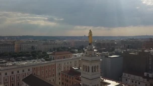 Órbitas Aéreas Estatua Oro Jesús Con Vistas Ciudad Roma Italia — Vídeo de stock