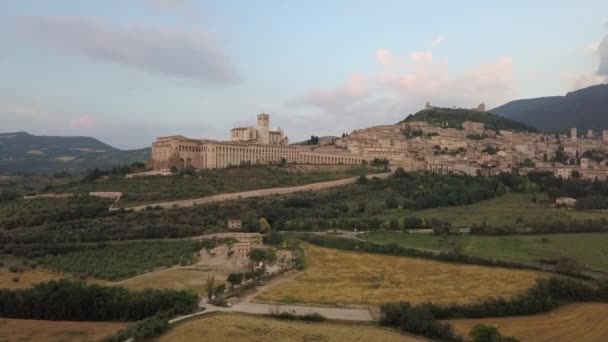 Αεροπορική Πτήση Ανηφορική Προς San Francesco Assisi Συγκρότημα Στην Ιταλία — Αρχείο Βίντεο