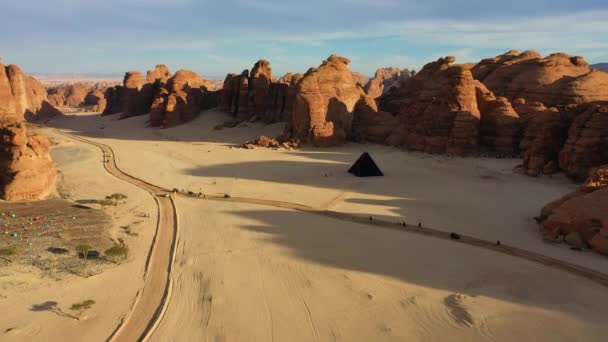 サウジアラビアのアル ウラの砂漠Xにおけるラシード アルシャシーによるコンシーセ パッセージ ピラミッドへの空中の眺め — ストック動画