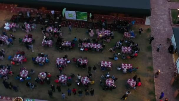 Vista Aérea Alrededor Gente Comiendo Una Cena Árabe Restaurante Aire — Vídeos de Stock