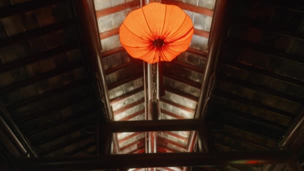 Gebogen Schot Van Voetgangersbrug Met Traditionele Chinese Rode Lampen Nachts — Stockvideo