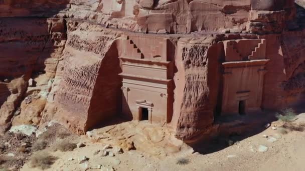 Hombre Caminando Frente Tumbas Sitio Arqueológico Hijr Madin Slih Arabia — Vídeos de Stock