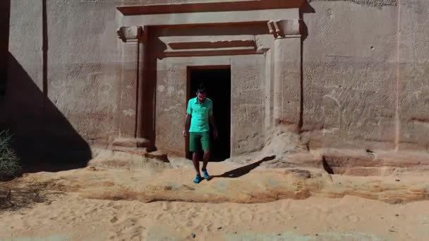 Hombre Saliendo Una Tumba Sitio Arqueológico Hijr Hegra Madain Salih — Vídeo de stock