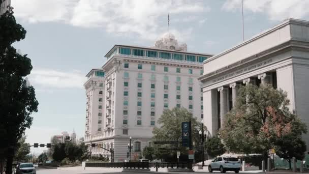 Statyczne Ujęcie Białego Budynku Ulicy Salt Lake City Lekkim Zachmurzonym — Wideo stockowe