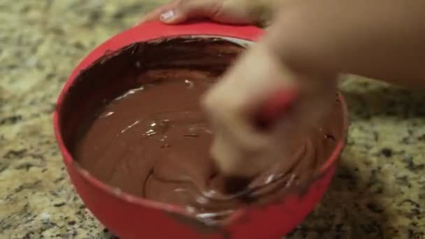 溶かしたチョコレートとボウル 菓子は プレミアム手作りキャンディーを準備 職人のチョコレート工場 カカオ チョコレート工場 攪拌チョコレートを攪拌 — ストック動画