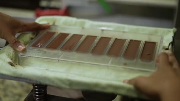 Handgemaakte Chocoladefabriek Chocoladerepen Cacao Chocolade — Stockvideo