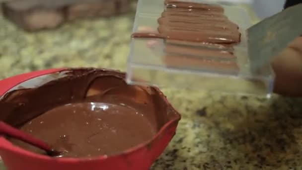 Kézműves Csokoládégyár Csokoládé Szeletek Kakaó Csokoládé Olvadt Csokoládé — Stock videók
