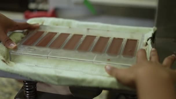 Kézműves Csokoládégyár Csokoládé Szeletek Kakaó — Stock videók