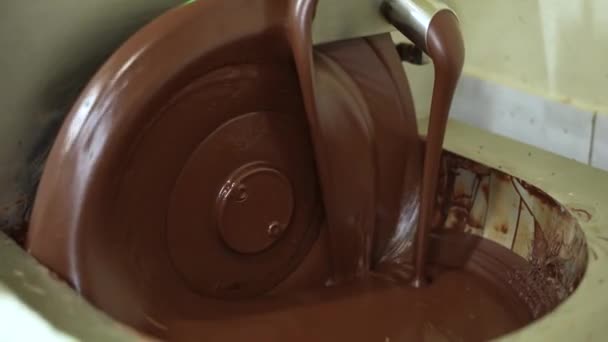 溶かしたチョコレート 手作りチョコレート工場 ココア 菓子用型 チョコレート チョコレートバー ホイップチョコレート — ストック動画