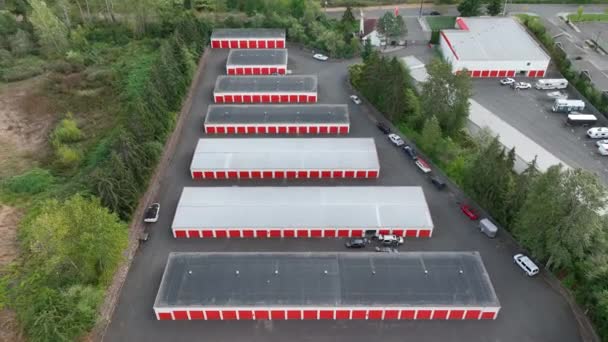 オレンジガレージドア付きセルフストレージ施設の広い空中ビュー — ストック動画