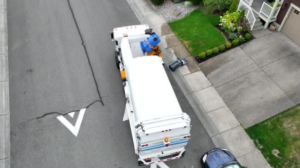 Orbitujący Widok Drona Ciężarówki Odpadami Odbierającej Recykling Podmiejskiej Dzielnicy — Wideo stockowe