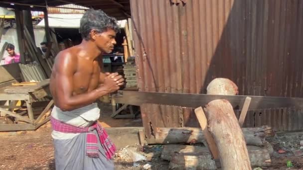 Koszulka Męska Bangladeshi Nosząca Longyi Używająca Piły Drewna Stoczni Zwolniony — Wideo stockowe