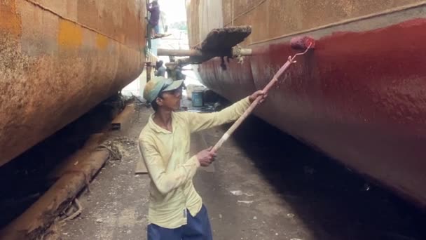 Male Dock Worker Painting Hull Rusted Ship Dry Dock Dhaka — 비디오