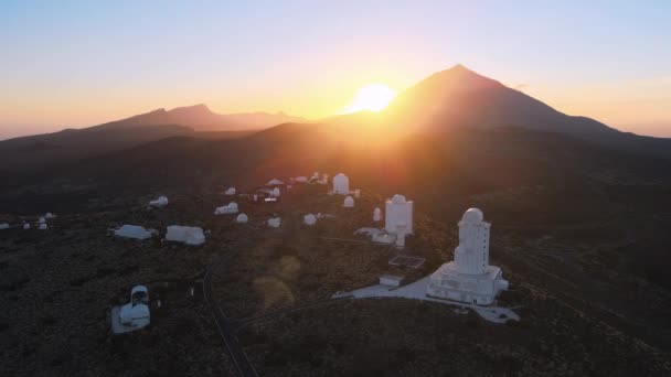 テネリフェ島の山の白い展望台の周りで撮影された息をのむような空中サーキング背景に日没 — ストック動画