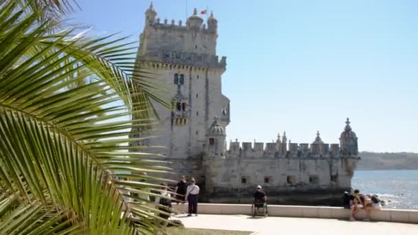 Forntida Belem Tower Lissabon Turistattraktion Bredvid Palm Leaf — Stockvideo