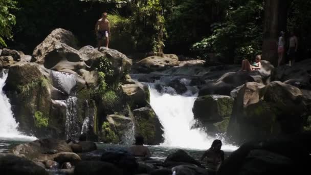 Super Cámara Lenta Hombre Saltando Desde Una Cascada Costa Rica — Vídeo de stock
