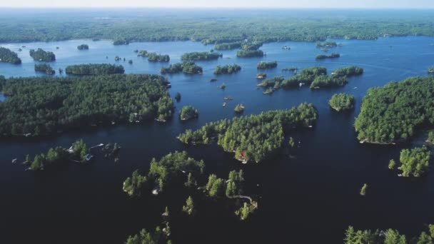 Push Θέα Drone Από Μια Απομακρυσμένη Λίμνη Εξοχικό Σπίτι Πολύ — Αρχείο Βίντεο