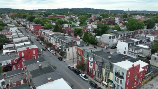 Americké Předměstí Okraji Města Letecký Záběr Domů Usa Během Zataženého — Stock video