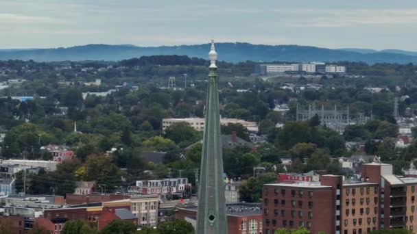 Amerikan Şehrinin Kilise Kulesiyle Hava Yörüngesi Akşam Işığı Amerikan Banliyösünü — Stok video