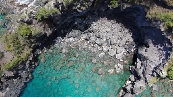 青いターコイズブルーの澄んだ水でマウイ島の岩の海の入り江 鳥目図 — ストック動画