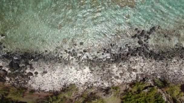 西マウイ島の隠れたビーチ 雲が太陽を覆うので プナラウビーチの岩の海岸を見下ろす静的な鳥の目の景色 — ストック動画