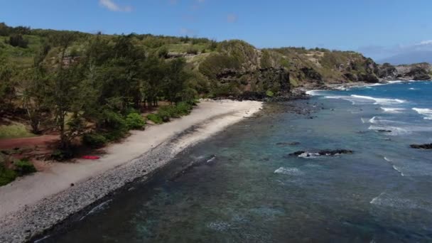 Letecký Přelet Prázdná Pláž Lahaina Maui Osamělá Červená Kajak Sedí — Stock video