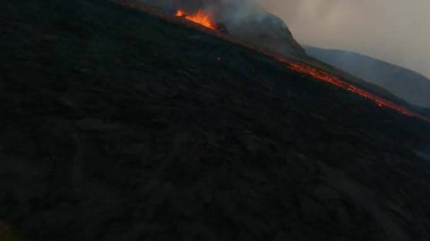 Fpv Drohne Schoss Tief Über Vulkangestein Richtung Des Explodierenden Kraters — Stockvideo