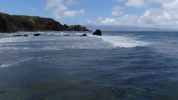 Maui Och Hawaii Låg Flygande Drönare Fortkörning Över Punalau Beach — Stockvideo