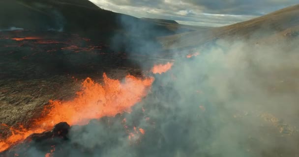 アイスランドで噴出するマグマコーンの上に火山の煙を通して撮影された映画Fpvドローン — ストック動画