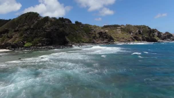 夏威夷毛伊岛海浪冲撞普纳劳海滩崎岖的海堤后的戏剧性无人机镜头 速度快 能量充沛 — 图库视频影像