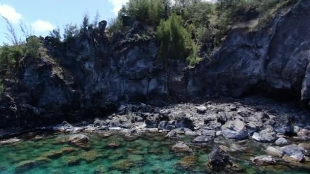 ハワイ州西マウイ島のパナラウビーチ沿いの険しい海の入り江 — ストック動画