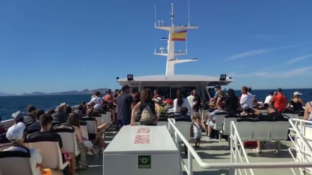 Spanyol Zászló Hajó Tele Ülő Turistákkal Vitorláznak Ces Szigetek Felé — Stock videók