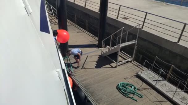 西班牙加利西亚Pontevedra 在Ras Baixas的一个阳光灿烂的日子 在船只到达Ces群岛码头系泊时工作的海员被枪杀 — 图库视频影像