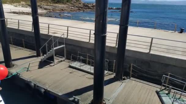 Marinheiros Que Trabalham Chegada Barco Turístico Amarrando Barco Molhe Das — Vídeo de Stock
