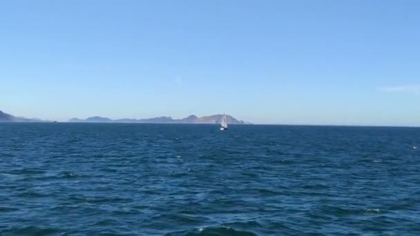 位于西班牙加利西亚Pontevedra Ras Baixas的一艘帆船在阳光灿烂的蓝天驶向Ces群岛 在它后面被枪杀 — 图库视频影像