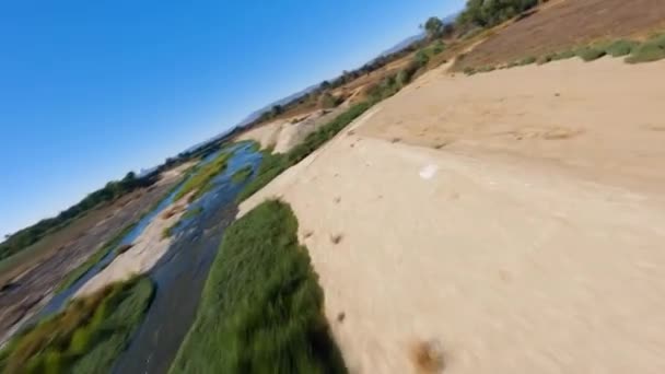 洛杉矶Sepulveda水坝的空中景观 Fpv无人驾驶飞机在混凝土结构下低空飞行 加州A — 图库视频影像