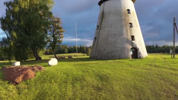 ラトビアの機能しない風車 金色の1時間の空中台座 — ストック動画