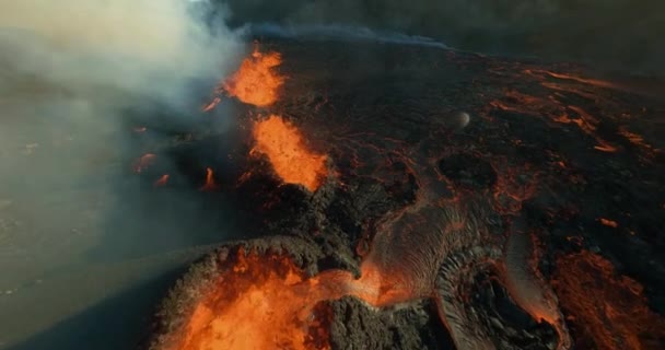 Aerial Fpv Menyelam Melalui Ledakan Magma Calderas Matahari Terbenam Islandia — Stok Video
