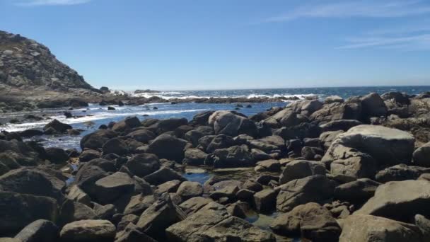 Low Tide Sea Reflections Sun Waves Crashing Rocks Cliff Sunny — Stock Video
