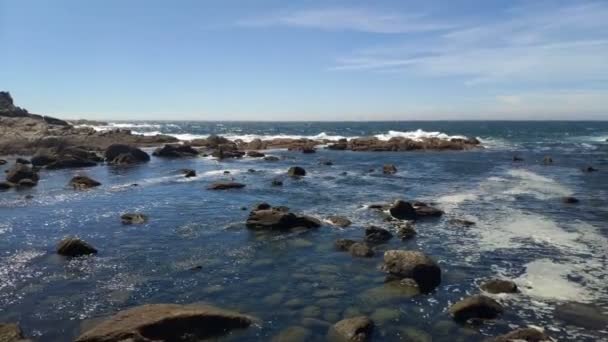 太陽の反射と波が雲一つない晴れた日に崖の岩に衝突し ローリング左 Ces諸島 ポンテベドラ ガリシア スペインへの旅行を撮影した低潮位 — ストック動画